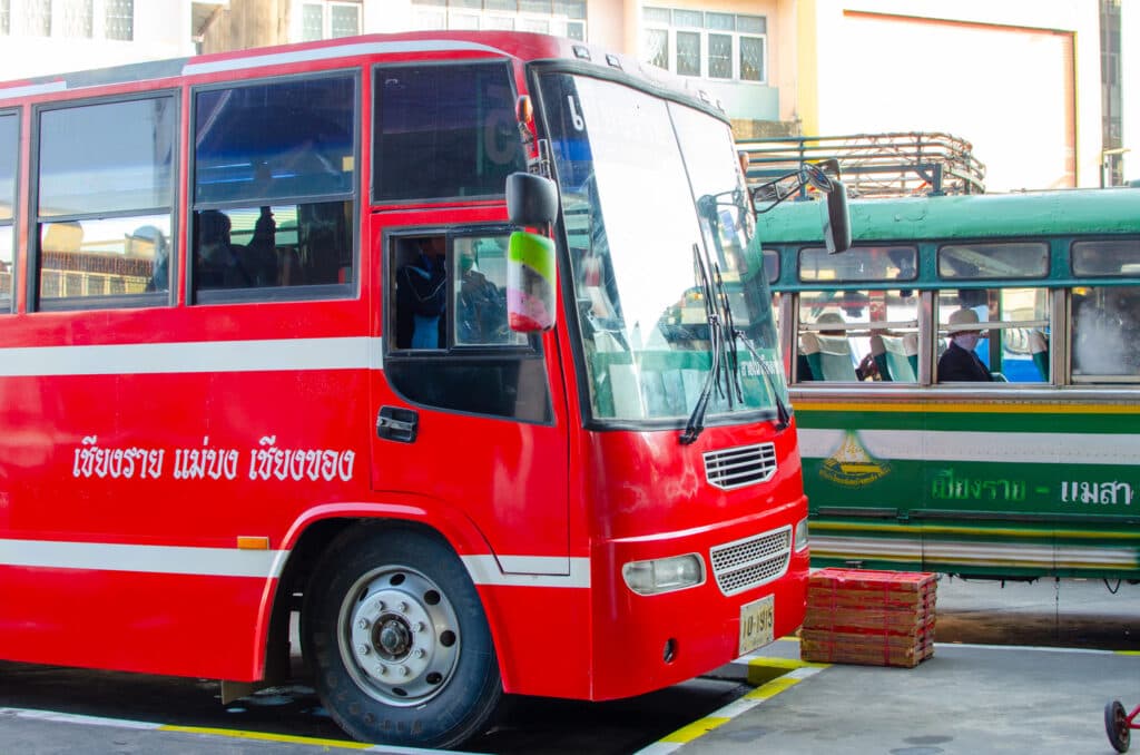 Czerwony autobus w Chiang Rai.