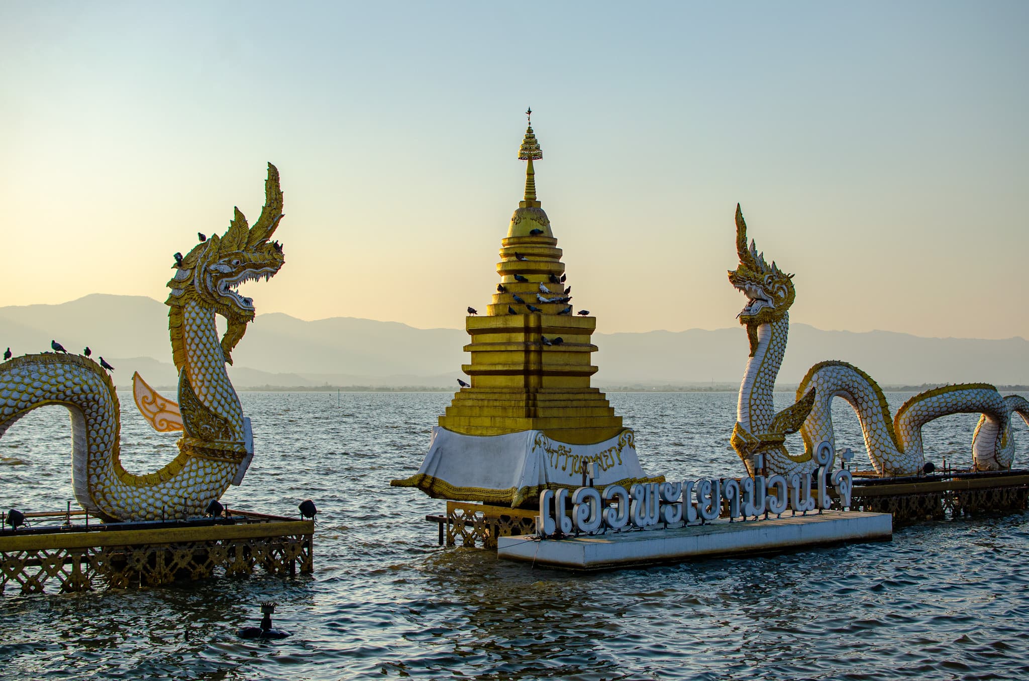 Smoki, jezioro, stupa.