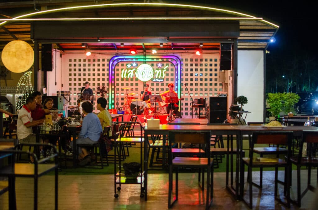 Bar z kapelą w Tajlandii.