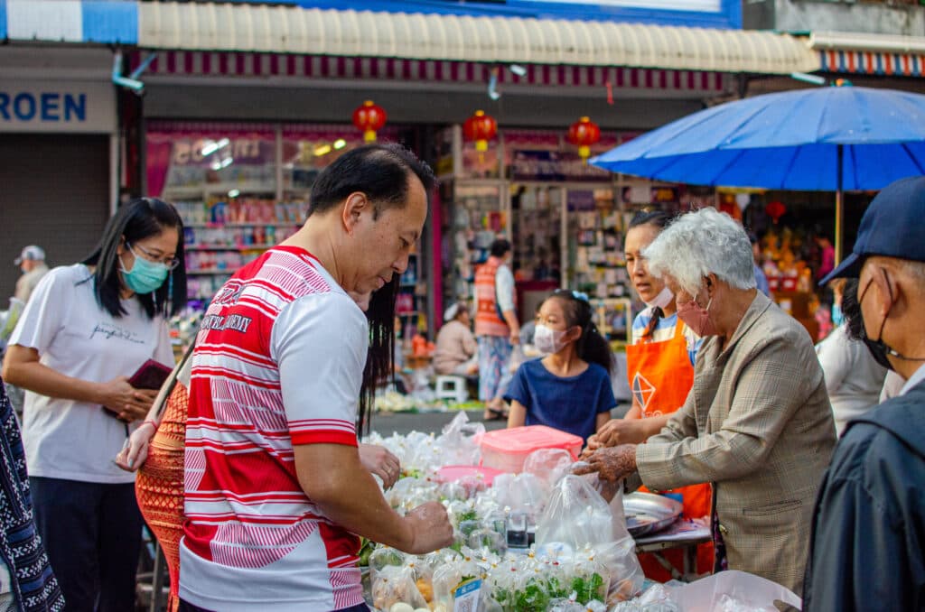 Poranny market, stragan, ludzie przy straganie w Tajlandii