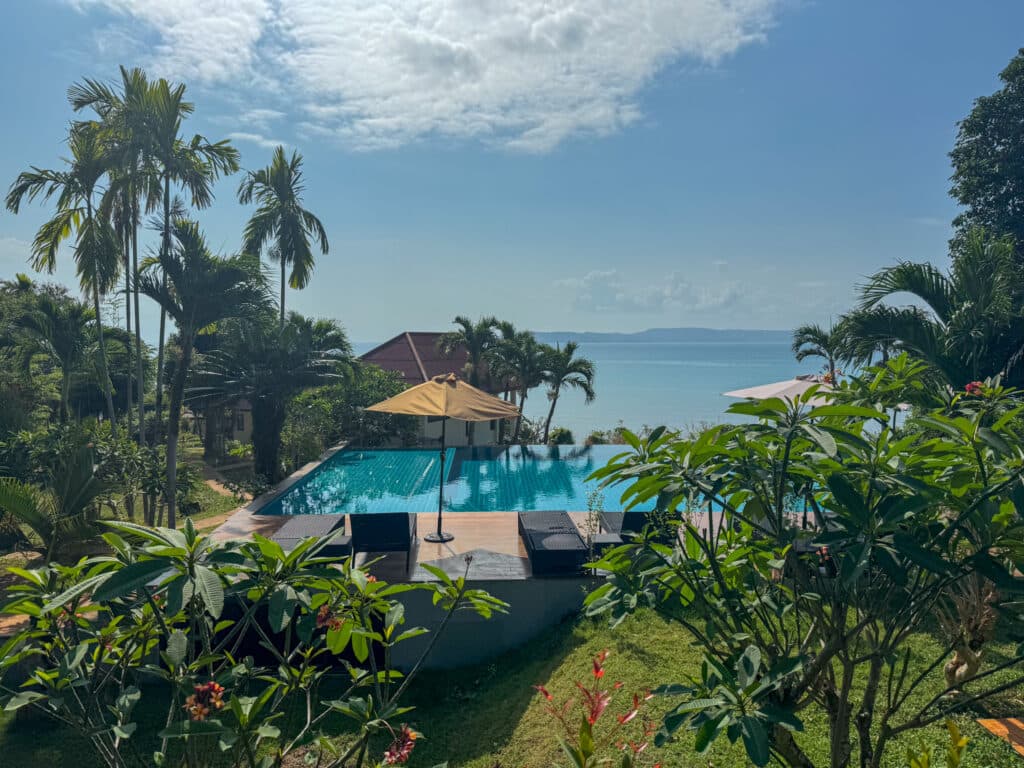 Resort na Koh Mak z basenem.