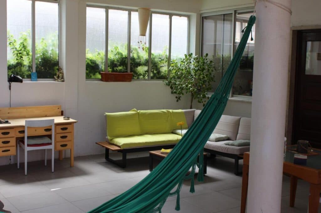 Hamak, hostel, kanapy. 