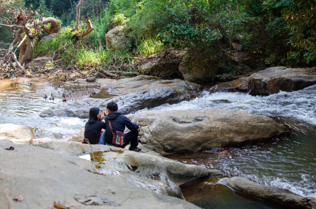Para przy wodospadzie w Chiang Mai 