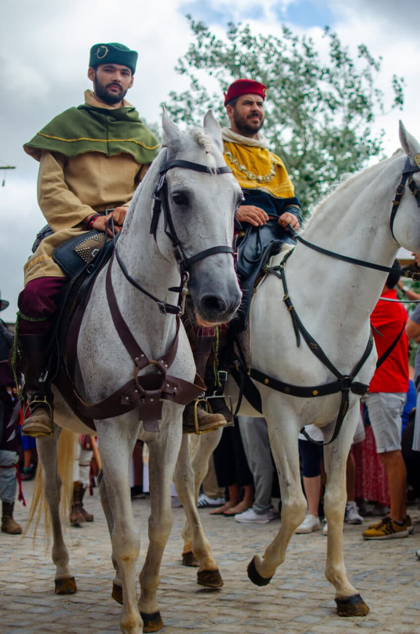 przebierańcy na koniach w obidos. 
