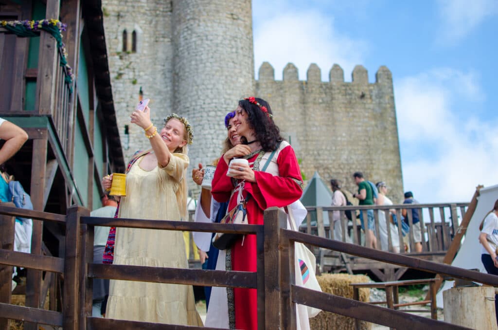 Trzy dziewczyny na festiwalu w obidos. 