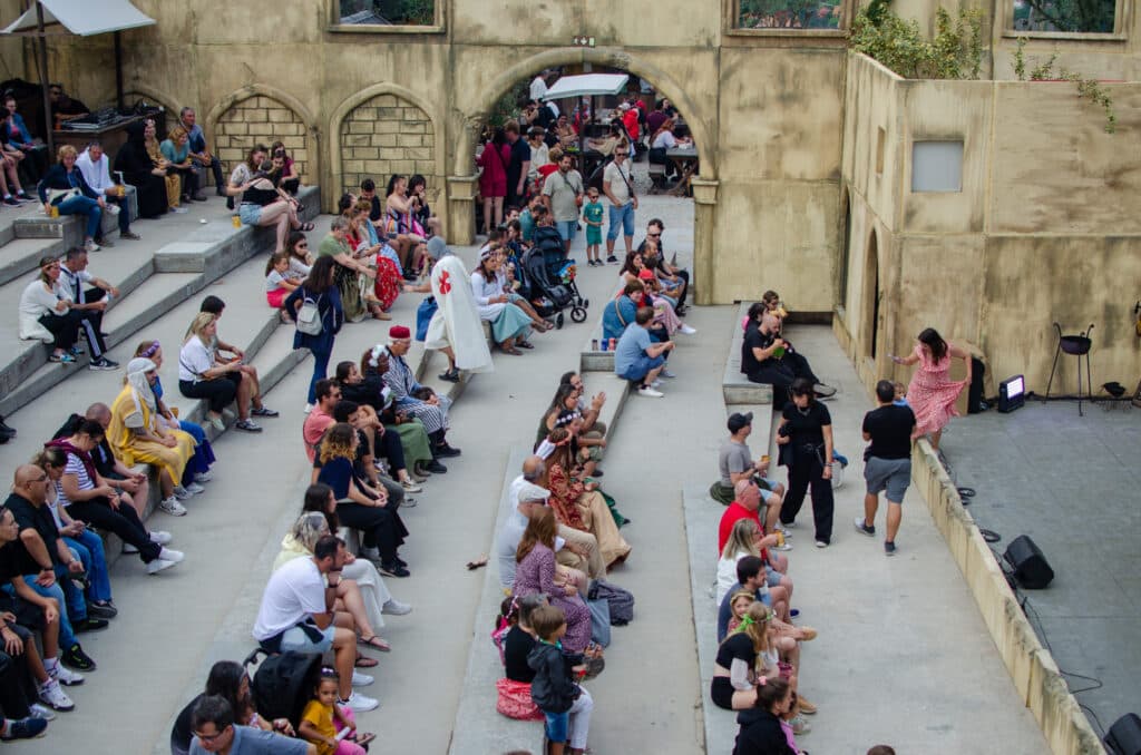 Ludzie na trybunach w teatrze w obidos.