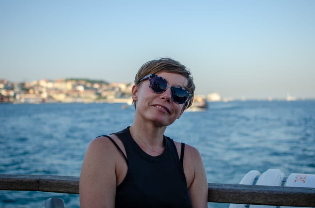Joanna na łodzi w Lizbonie