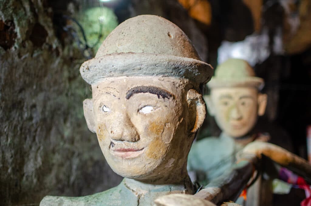 Jaskinia, Chiang Dao, rzeźby robotników. 