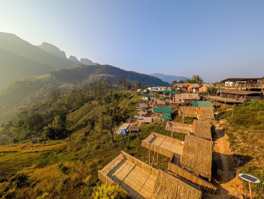 Widok na góry i wioskę, chiang dao