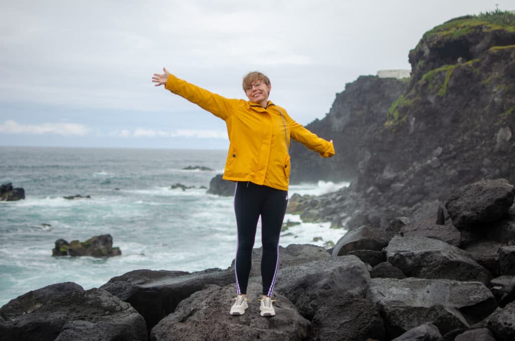 Azory, klify, żółta kurtka