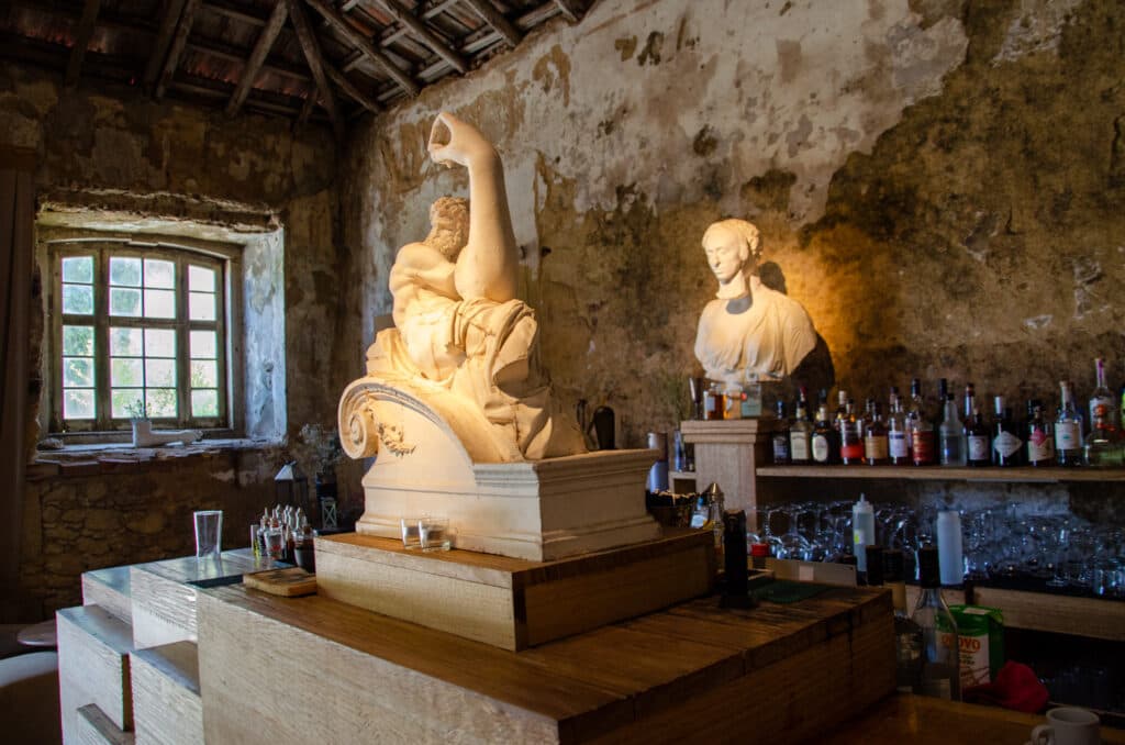Palacio do Grilo, sculptures, bar