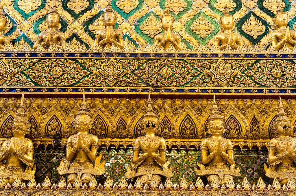 Złote figurki Buddy na świątyni w Pałacu Królewski w Bangkoku 