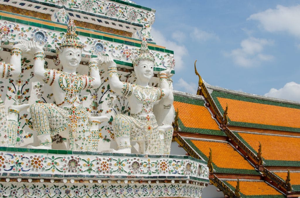 Piękne, białe posągi Buddy na świątyni Wat Arun w Bangkoku. 