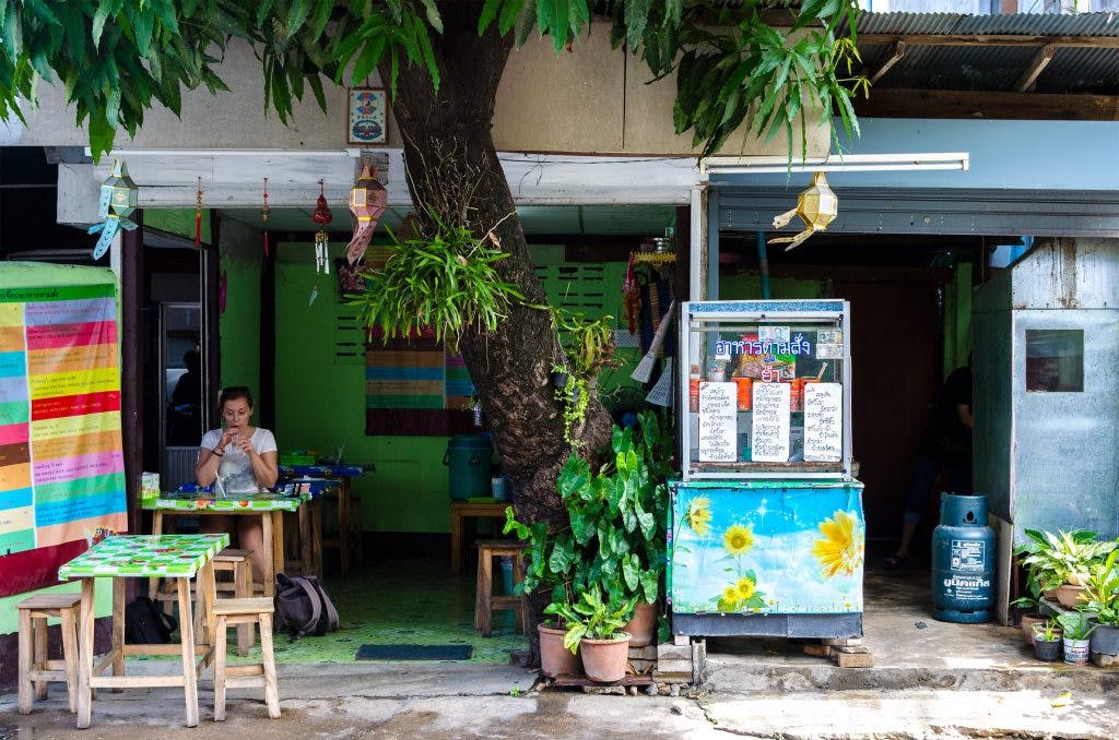 koszty zycia tajlandia przydrozny bar chiang mai