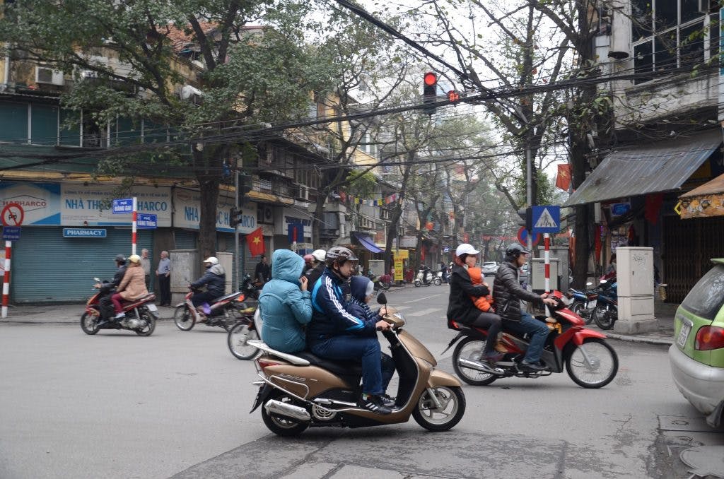 Jeśli wybierasz się do Wietnamu, sprawdź najpierw regulacje prawne. Na zdj. ulica w Hanoi. 