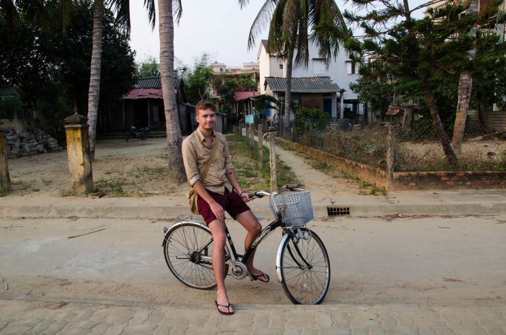 My zwiedziliśmy Hoi An na rowerach w jeden dzień. Chris mniej bał się jeździć po tutejszych drogach niż ja