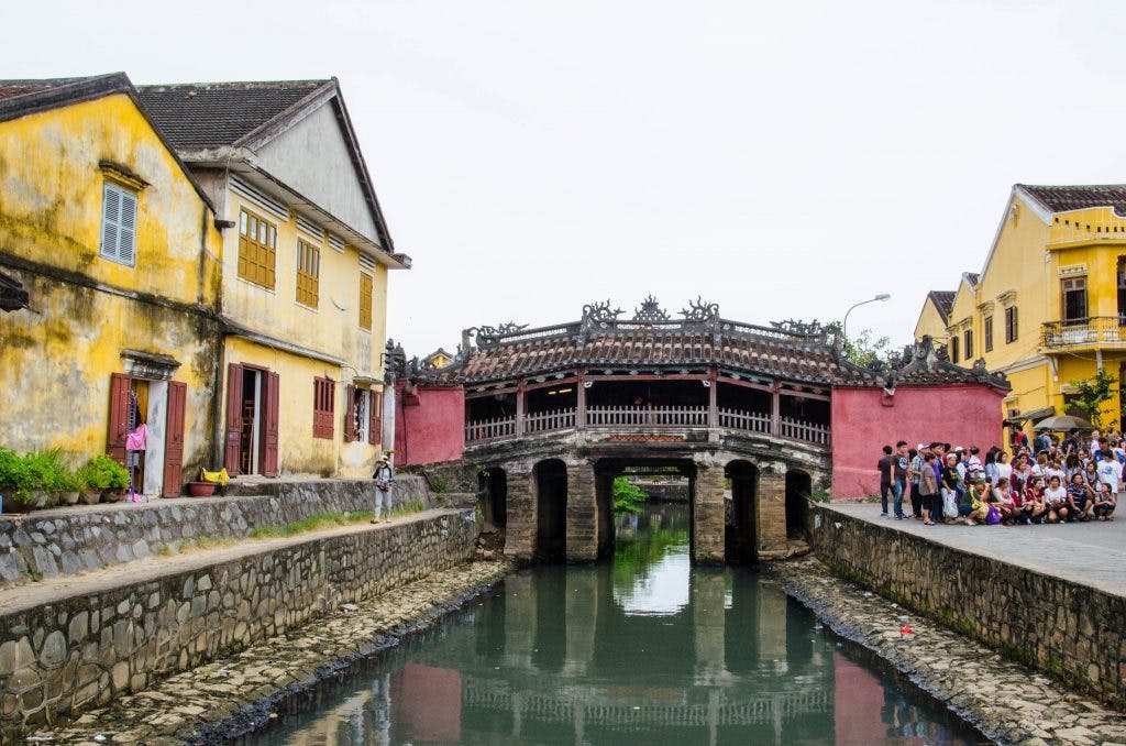 Pięknie zdobiony most jest jedną z najbardziej popularnych atrakcji w Hoi An