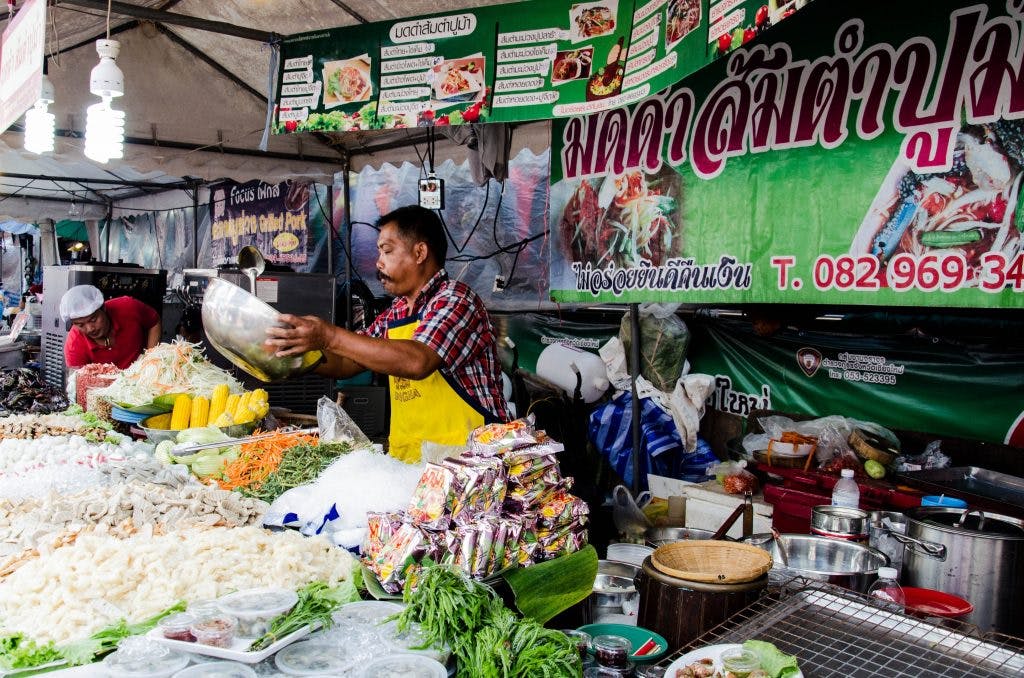 Stoły na marketach w Chiang Mai uginają się od pysznego jedzenia