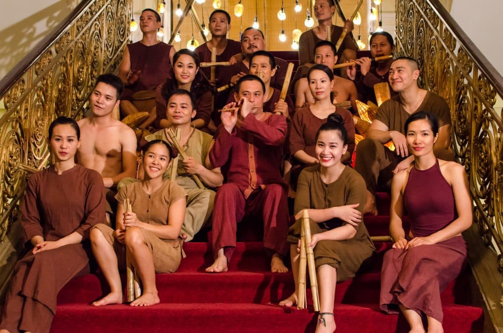 ho-chi-minh-city-ao-show-cast