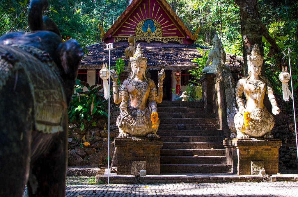 świątynia Wat Pha Lat, bogowie pilnują świątyni