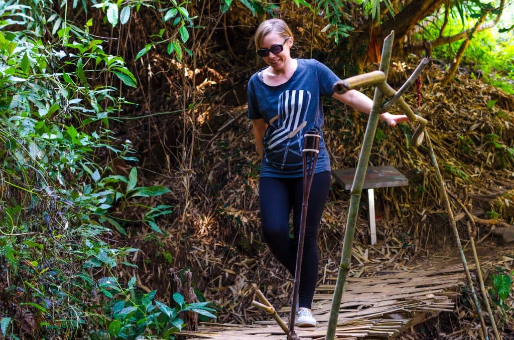 trekking do świątyni Wat Phalad. Joanna wraca przez strumyk.