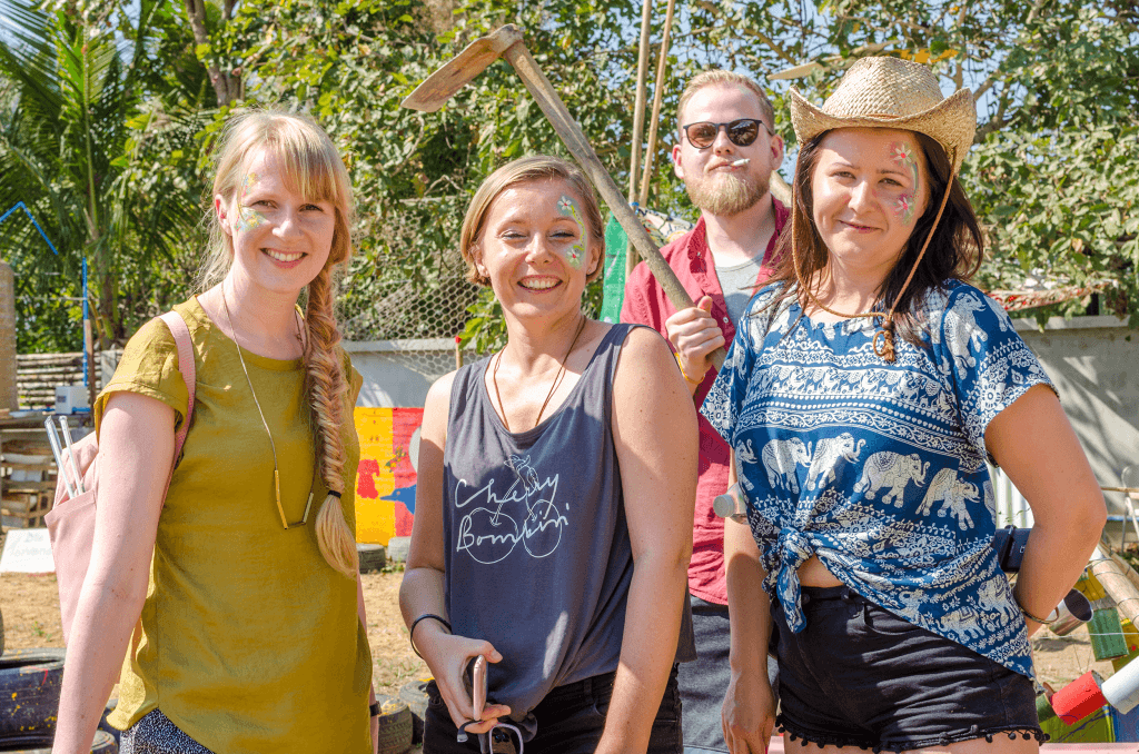 grupa znajomych w tajlandii na festiwalu.