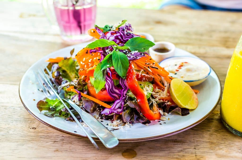 Sałatka w kafejce w Pai.