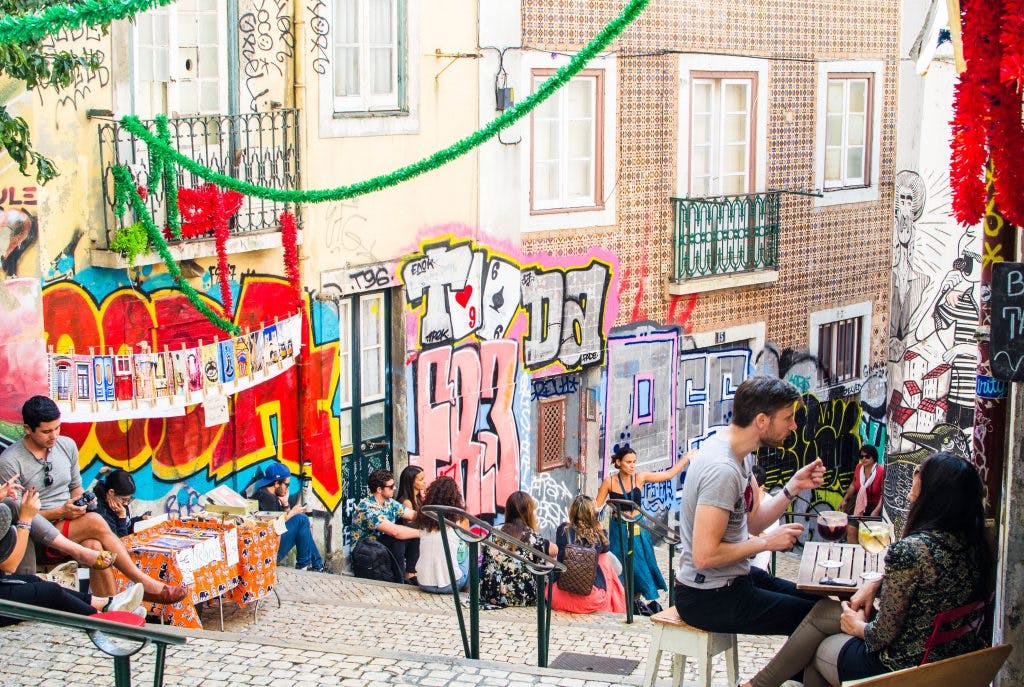Ulica Lizbony ludzie siedzą w barze