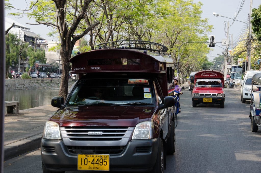 czerwona taksówka w Chiang Mai 