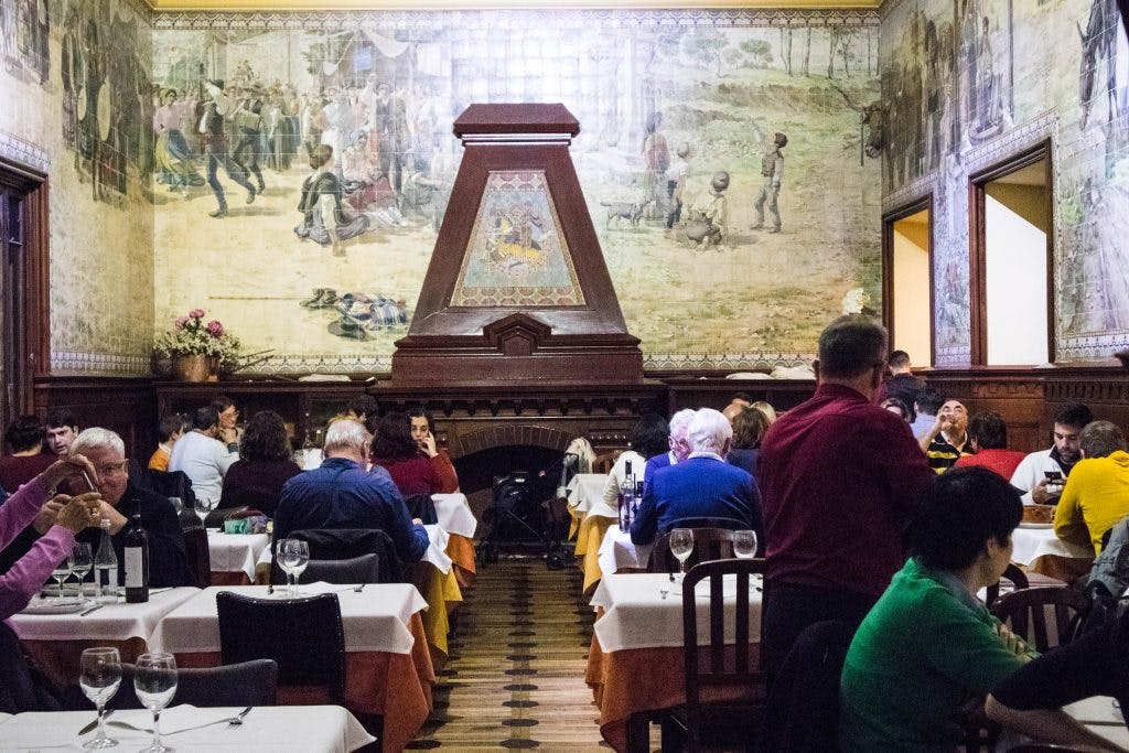 ludzie jedzą w restauracji Casa de Alentejo