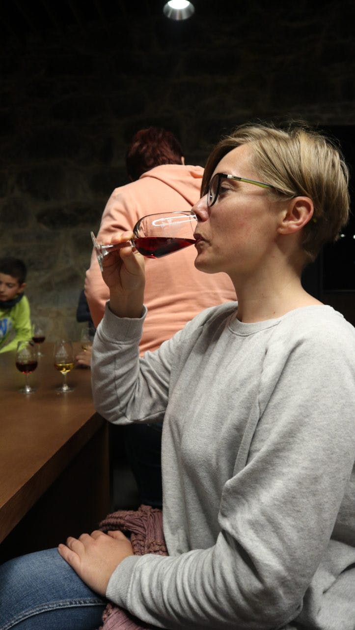 Joanna pije wino w winiarni w Porto. 