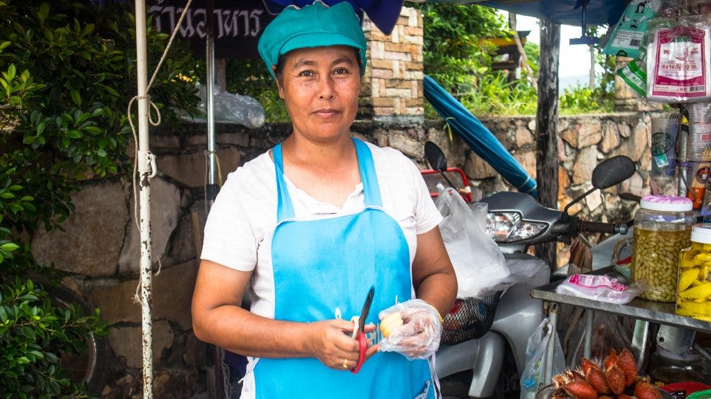 tajska kobieta na ulicy sprzedaje owoce 