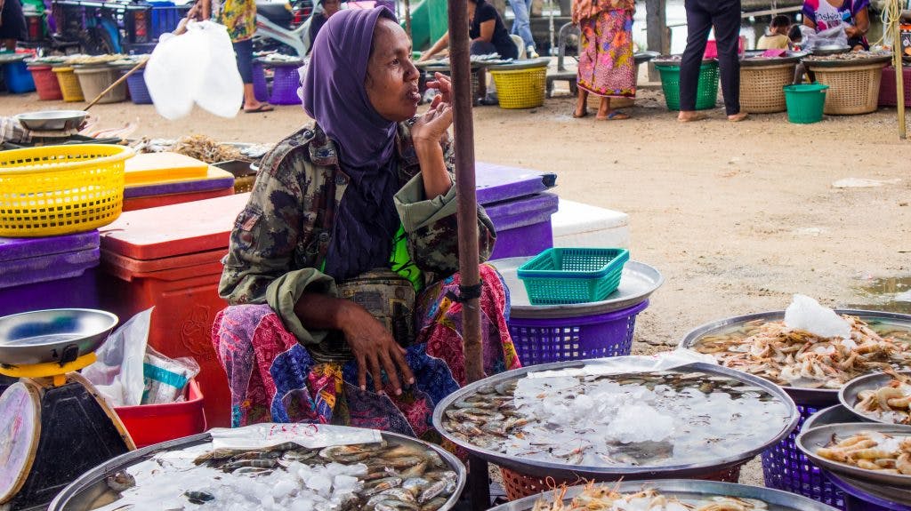 kobieta sprzedaje ryby na rynku w khanom 