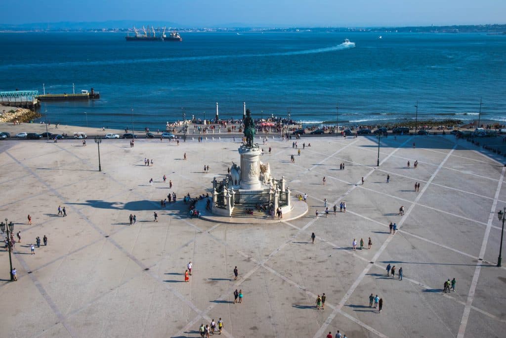praca do comercio seen from the santa augusta arch