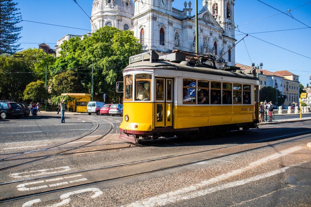 sławny tramwaj przejezdza przed bazylika da estrela w lizbonie 