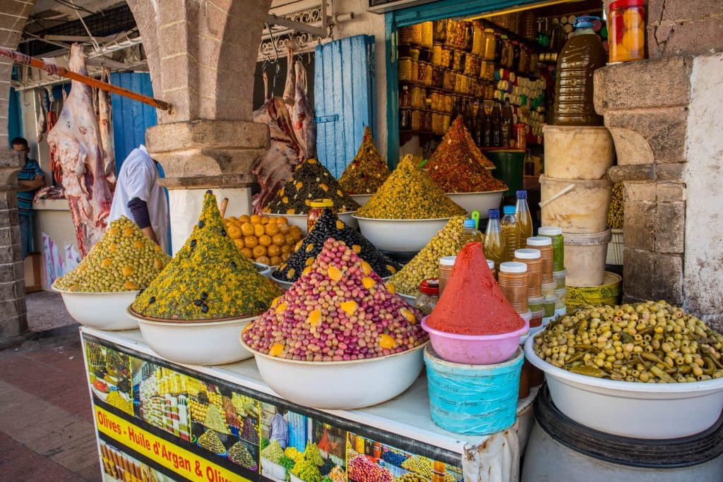 kolorowe przyprawy i oliwki na targu w essouira