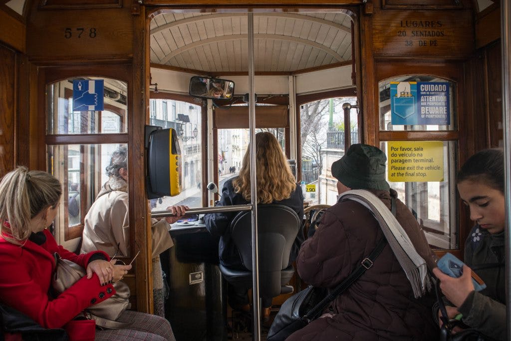 pasażerowie w tramwaju numer 28 w Lizbonie 