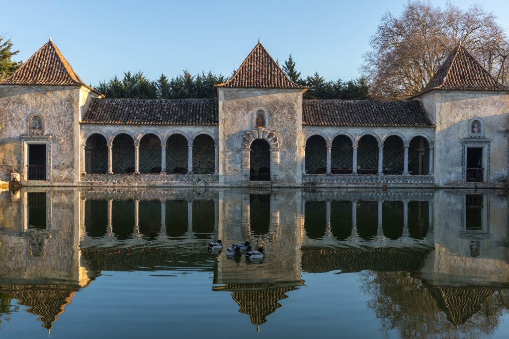 Quinta de Bacalhôa winery palace on the water reflecting in the pond