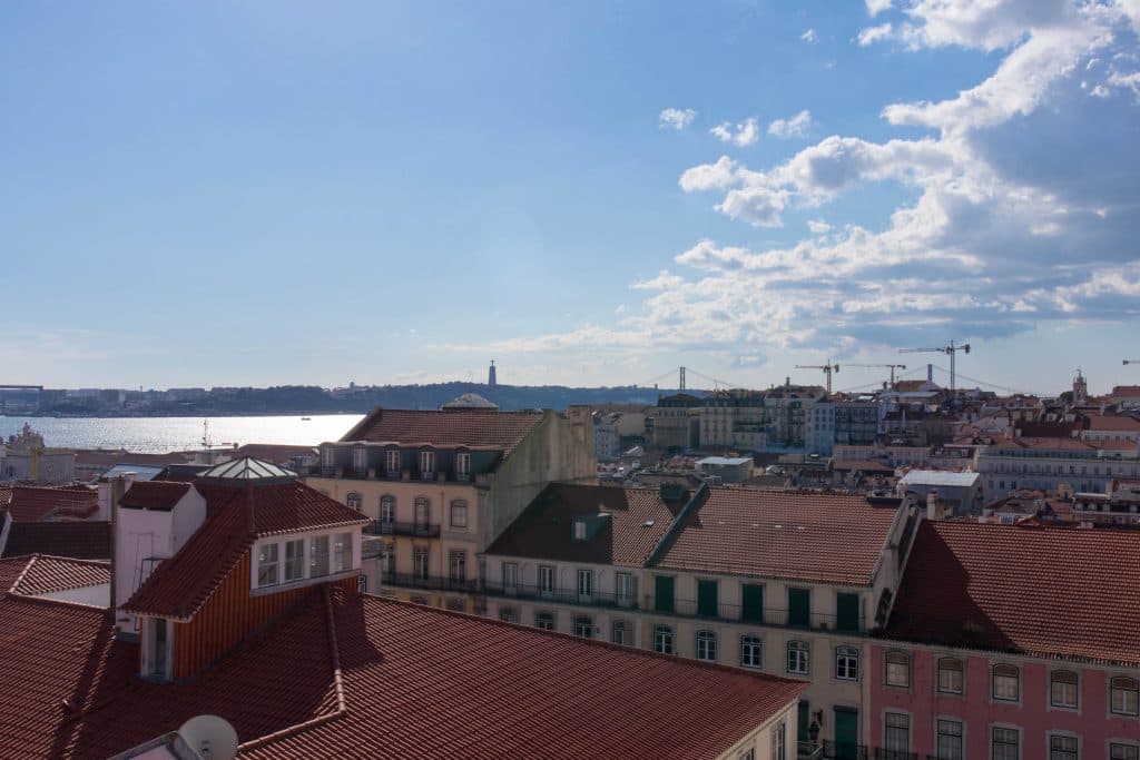 Rzeka Tag i Lizbona widziana z windy Baixa