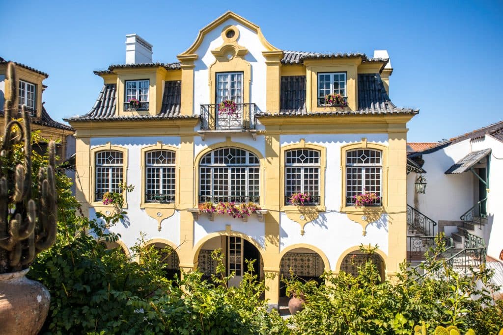 yellow house in José Maria de Fonseca winery standing in the sun in the garden