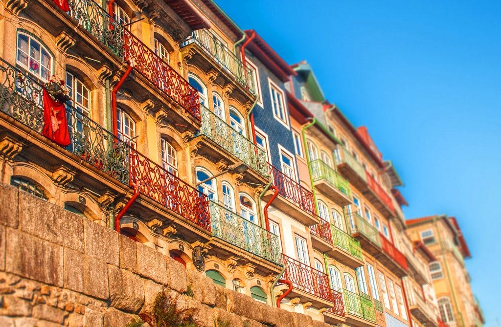 kolorowe domy w Porto z małymi balkonami w słoneczny dzien. Przprowadzka do Porto. 