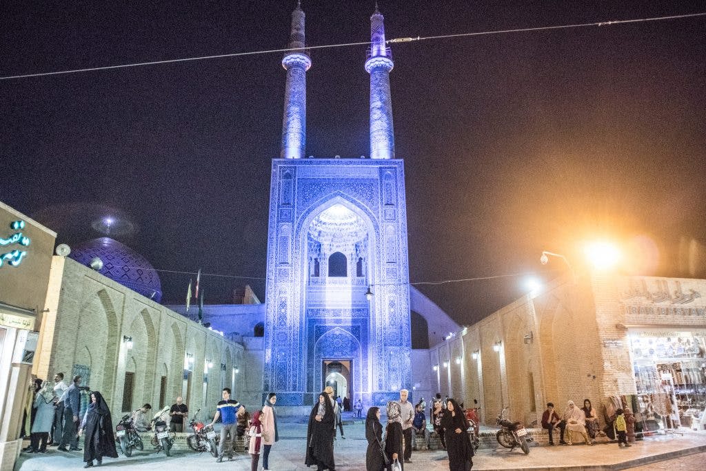 kolorowy meczet w yazd oswietlony przez ksiezyc i lampy w nocy
