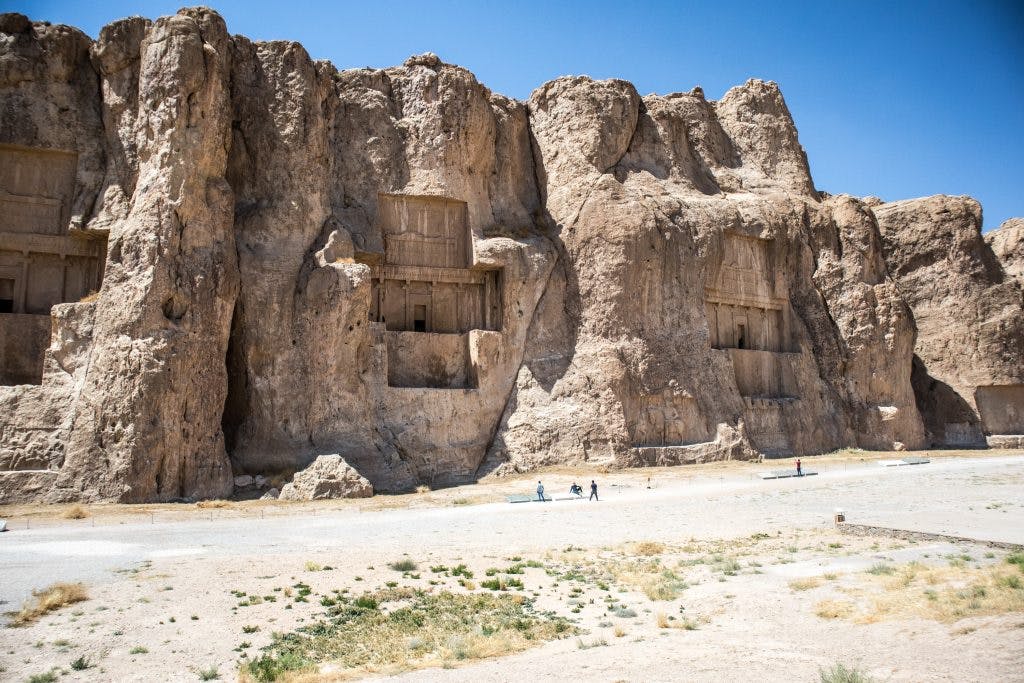 skały w nekropolis w iranie