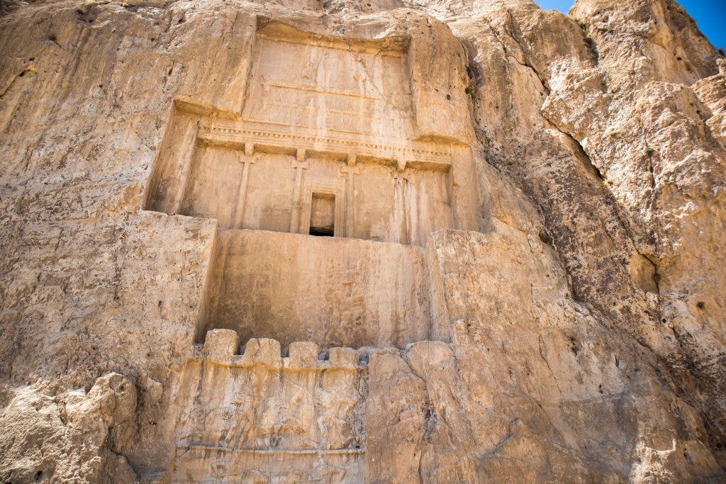 grobowiec perskiego wladcy wkuty w skale w iranie