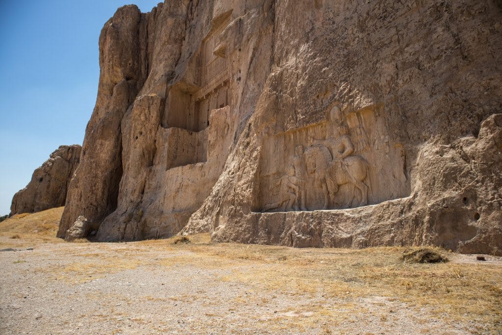 skała z grobowce i rzeźbą w nekropolis w iranie