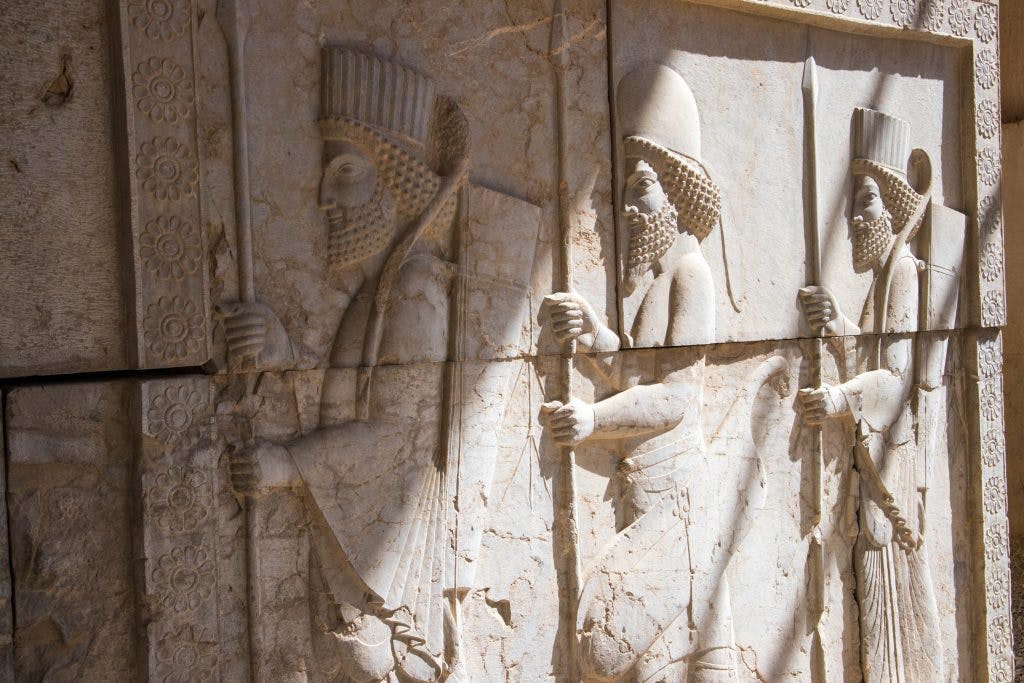 płasorzeźby na murze w persepolis w iranie