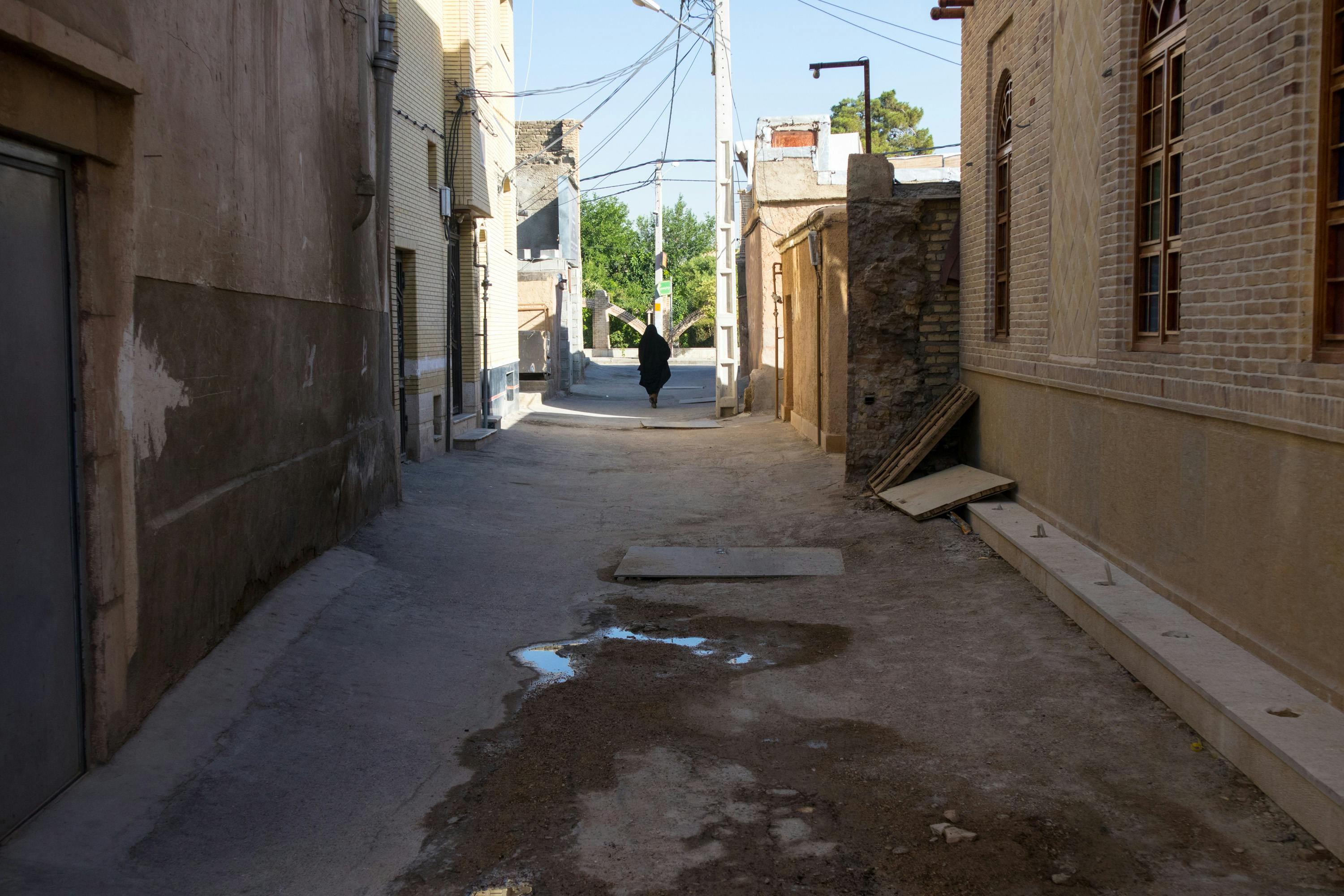 kobieta w chadorze idzie ulica w shiraz, w iranie