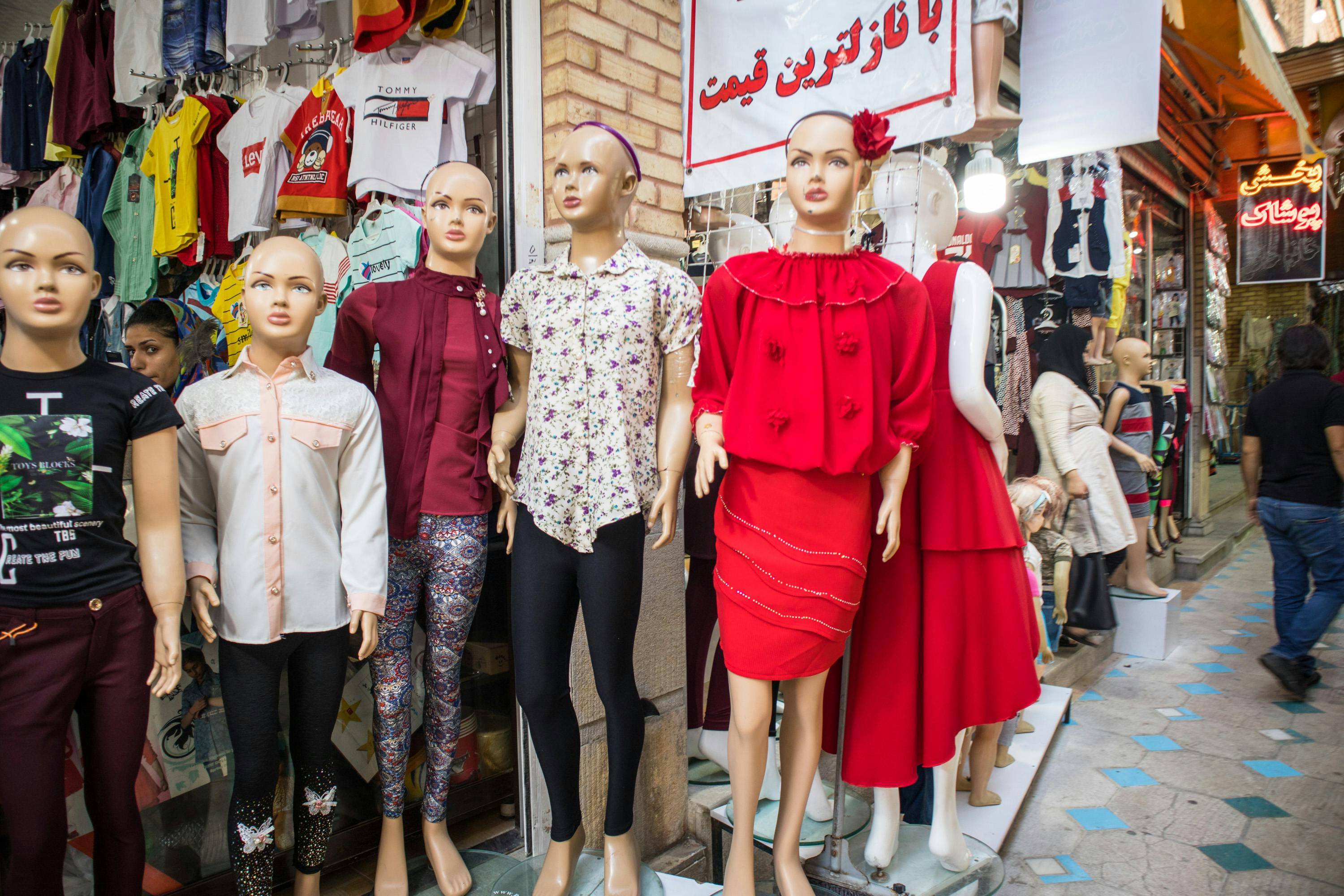 manekiny ubrane w europejskie stroje stoją na ulicy w shiraz, w iranie
