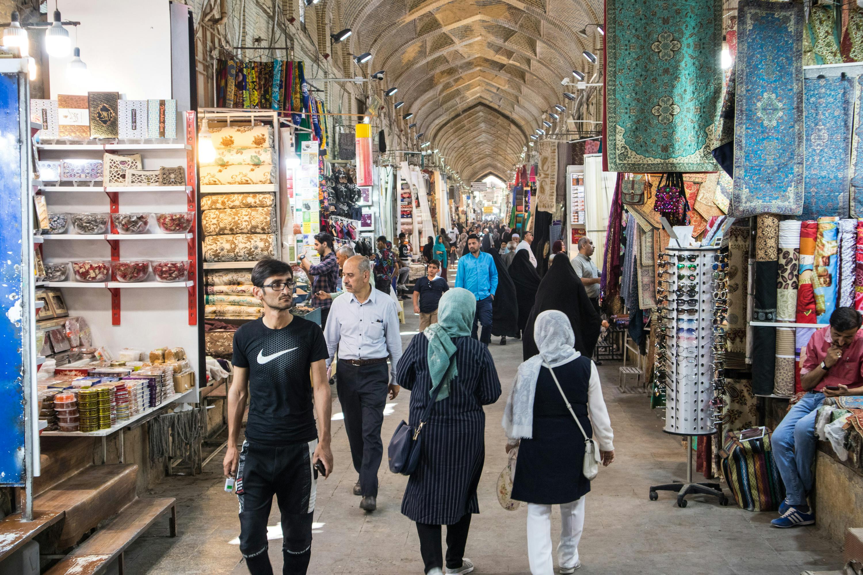 przechodnie przechadzają się po vakil bazaar w shiraz w iranie.