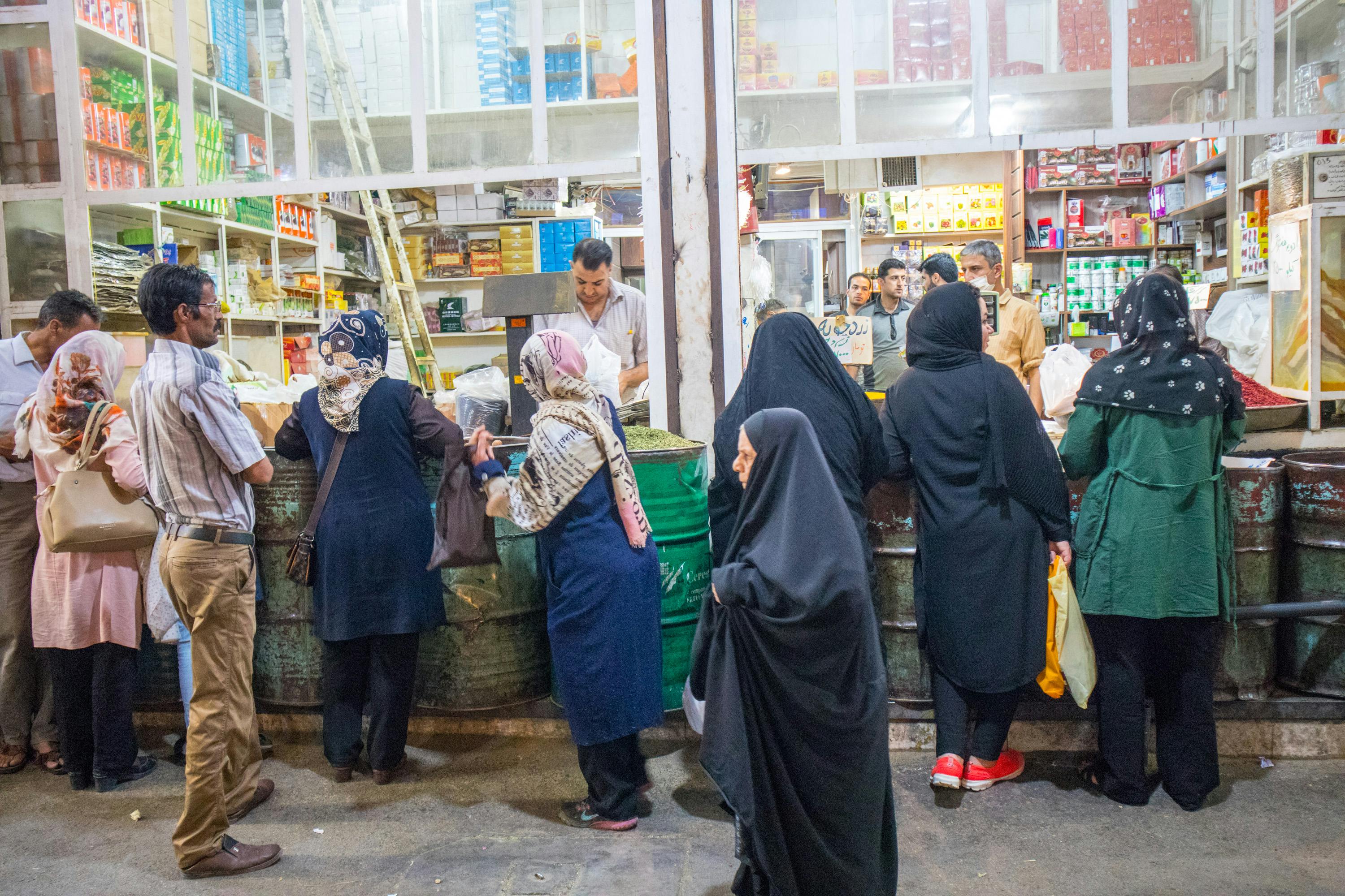 kobiety stoją w kolejce do sklepu na vakil bazaar w shiraz, w iranie